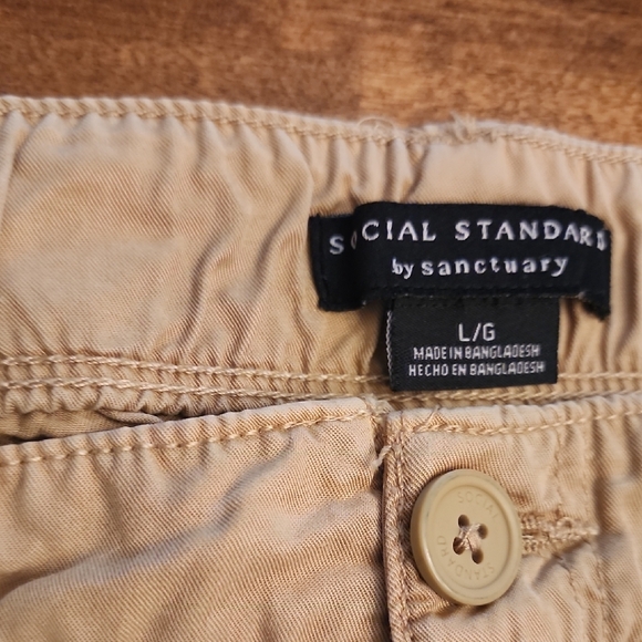 Sanctuary Tan Cargo Shorts for Relaxed Summer Style - Picture 2 of 2